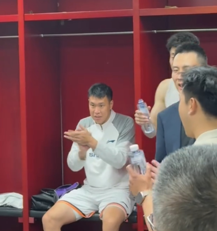 MK体育登录入口-上海锁常规赛冠军更衣室！卢伟直指开心，被全队浇水，加油声洪亮|赛季|广厦|季后赛|CBA|夺冠_新浪体育_新浪新闻